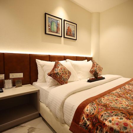 Hiraya Hotels Mohali Bagian luar foto