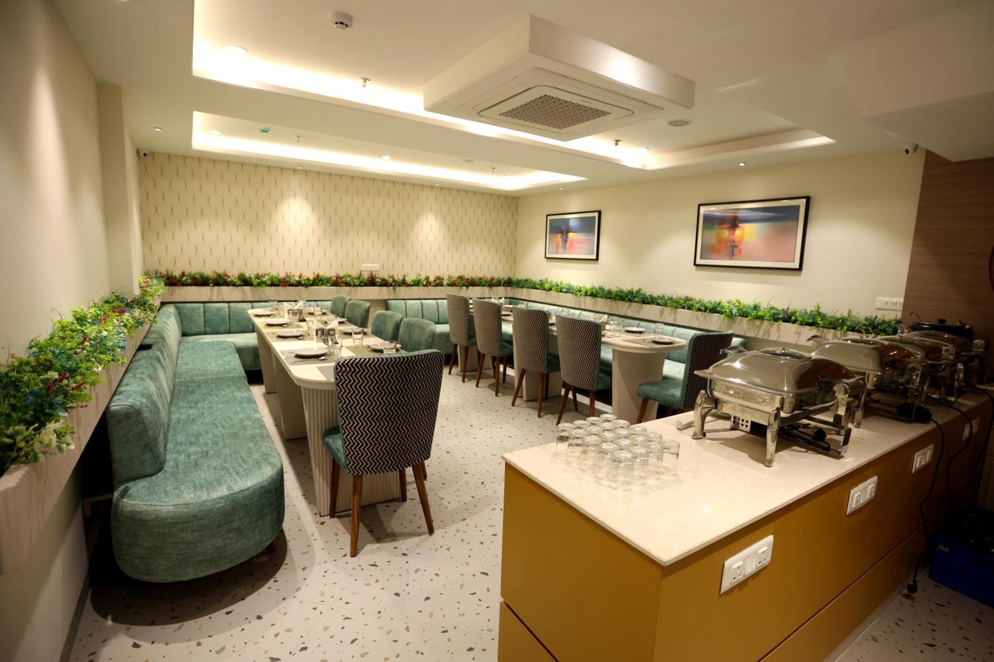 Hiraya Hotels Mohali Bagian luar foto