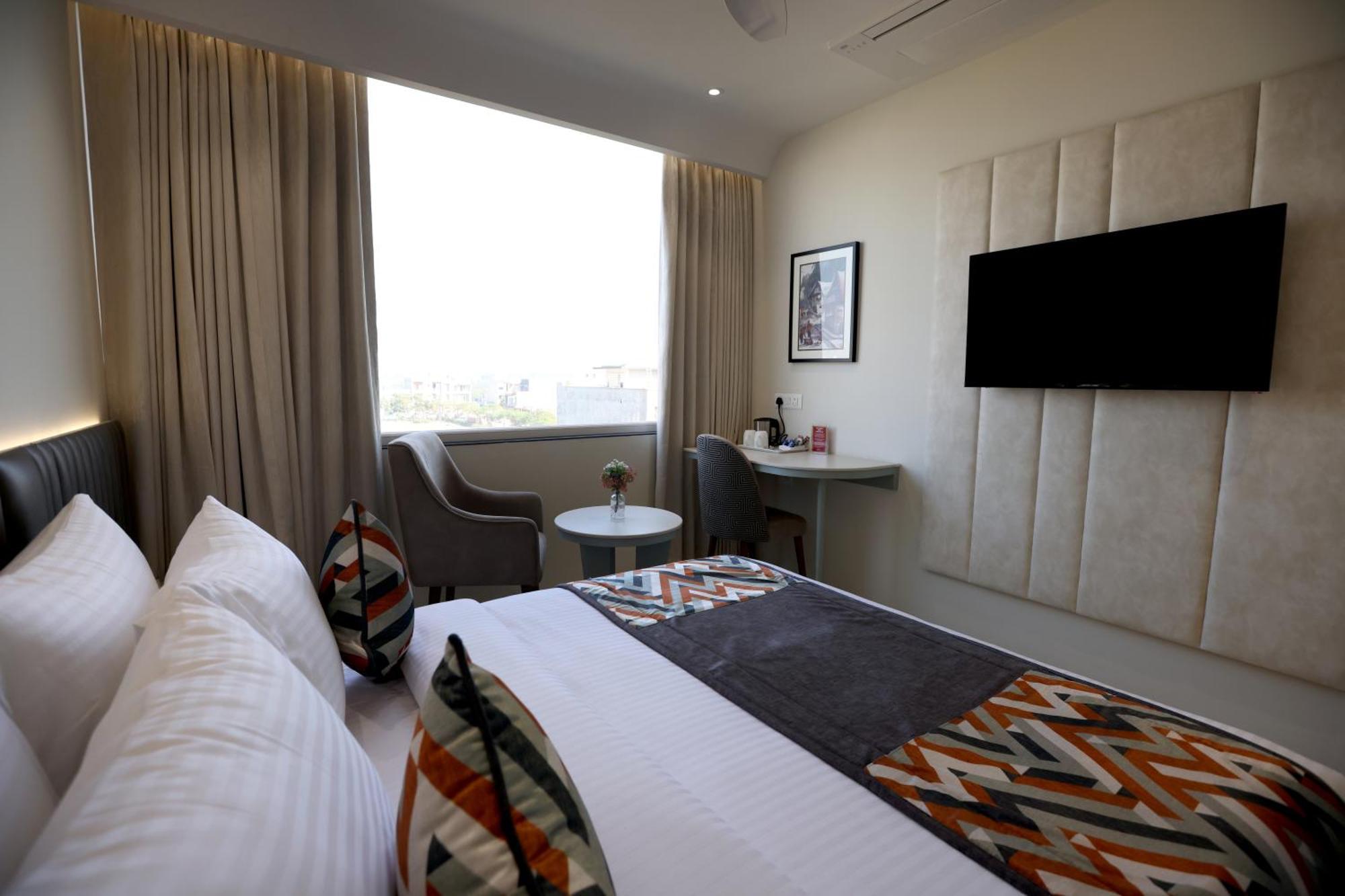 Hiraya Hotels Mohali Bagian luar foto