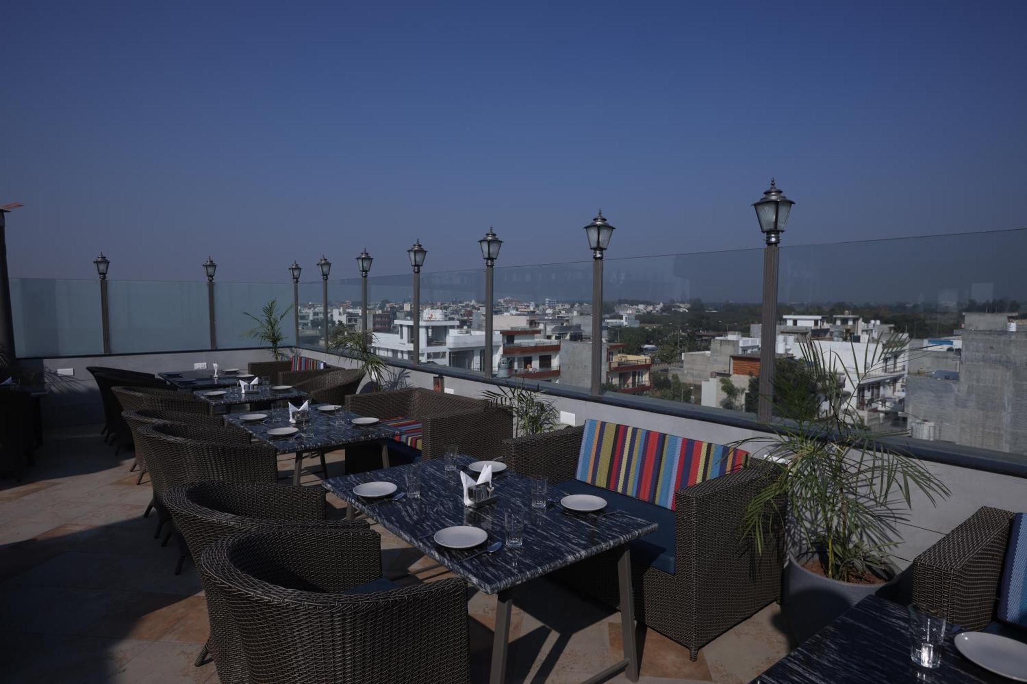 Hiraya Hotels Mohali Bagian luar foto